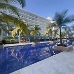 Apartment With A Nice Ocean View And Direct Acces To Beach